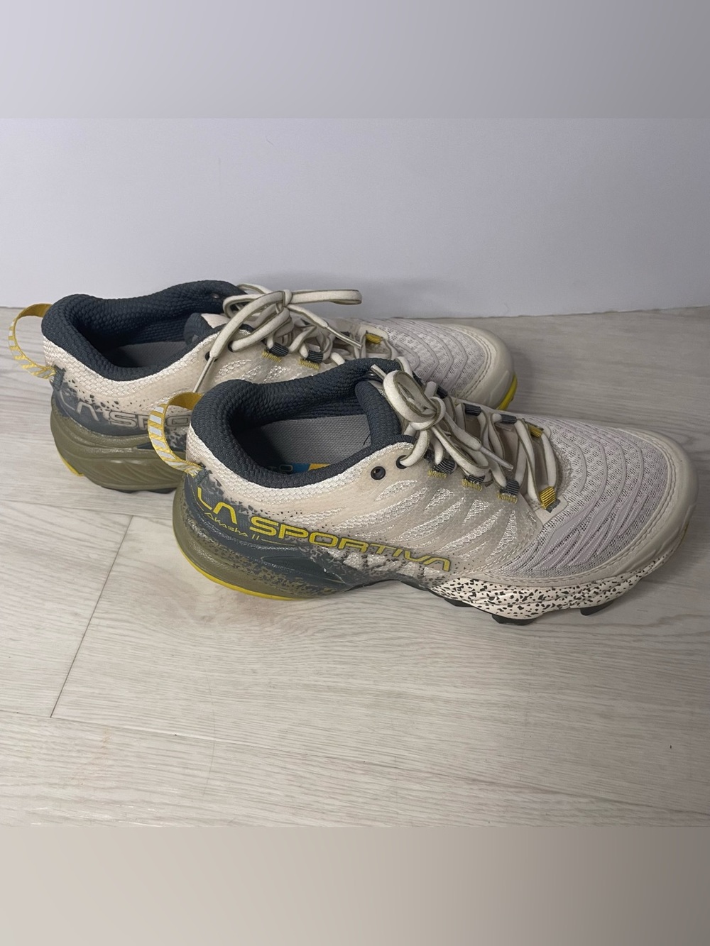 New LA Sportiva Akasha II Women's Trail Running /Hiking Shoes Size 6 White Gray